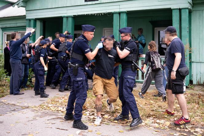 Chaos na Osiedlu Przyjaźń. Policja zatrzymała mieszkańca domku. „Wyciągnęli go siłą”