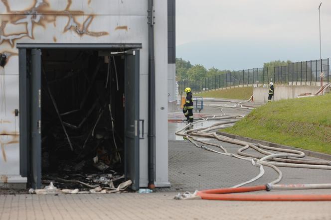 Wciąż płoną hale produkcyjne w Małopolsce. Strażacy apelują o nieotwieranie okien 