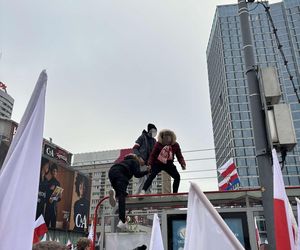 Uczestnicy Marszu Niepodległości weszli na przystanek autobusowy