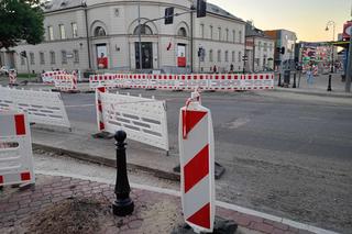 Na ul. Armii Krajowej powstaje już nowa nawierzchnia. Jej skrzyżowanie z ulicami Wojskową i Piłsudskiego zostanie zamknięte na kilka dni.