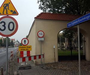 Zamontują błotochrony przy murze lapidarium w Lesznie