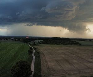 Groźne burze suną przez Dolny Śląsk. Gradobicie w okolicy Bolesławca i Legnicy 