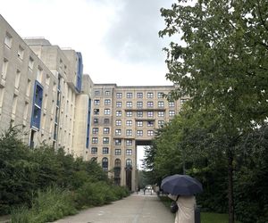 Picasso's Arenas. Budynek mieszkalny położony w Noisy-le-Grand pod Paryżem