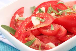 Sałatki z pomidorów - najlepsze przepisy na letnie sałatki pomidorowe