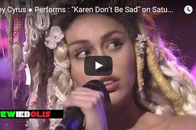 Miley Cyrus płacze na scenie Saturday Night Live 2015