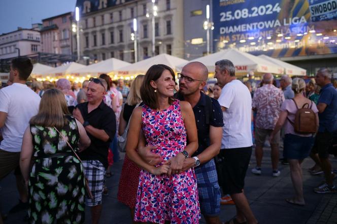 Potańcówka przed Teatrem Śląskim w Katowicach