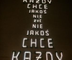 „Każdy chce jakoś nie żyć”. Nowy artystyczny neon w Łodzi