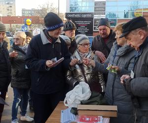 Opaski dla seniorów rozdane w kilkanaście minut