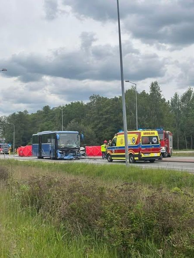 Zderzenie autokaru z osobówką na DK50 pod Mińskiem Mazowieckim