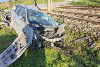 Pomyliła biegi i dwa samochody wjechały pod pociąg