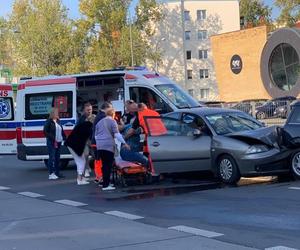 Wypadek samochodowy na Powsińskiej. Pierwszej pomocy udzielał Cezary Pazura