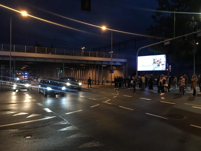 Protest kobiet w Katowicach! Karetka na sygnale jechała wprost na uczestników