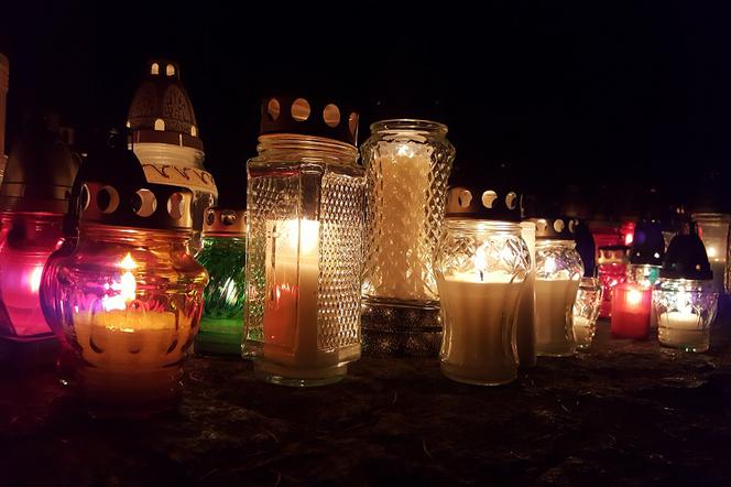 Znicze symbolizują pamięć o tych, co odeszli.