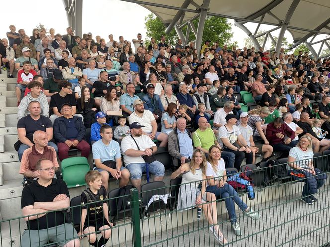 Kibice na otwarciu stadionu w Starachowicach