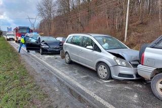 Na drodze nr 42 w Wąchocku zderzyły się cztery auta