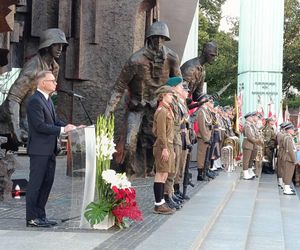 81. rocznica Powstania Warszawskiego. Uroczystość na pl. Krasińskich