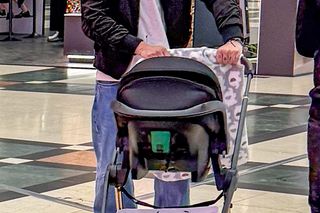 Marcin Hakiel. Bawi, karmi, wychowuje.