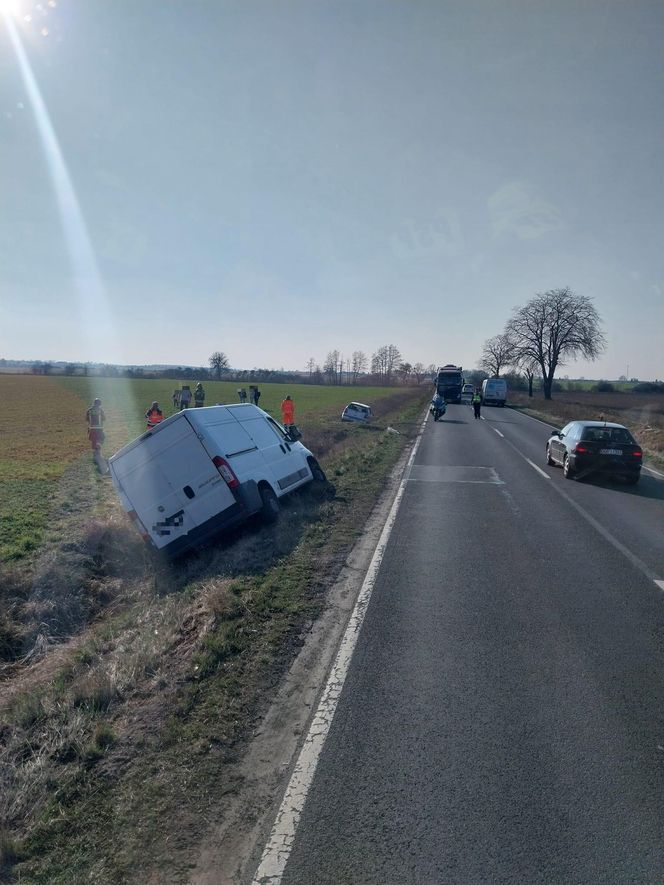 Wypadek na DK12 koło Leszna. 18-letni kierowca w szpitalu