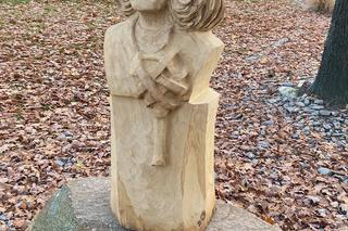 Rzeźby w drewnie w parku Heweliusza w Poznaniu