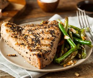 Zamiast dorsza w cieście, przygotuj te steki z tuńczyka. Gotowe w pół godziny