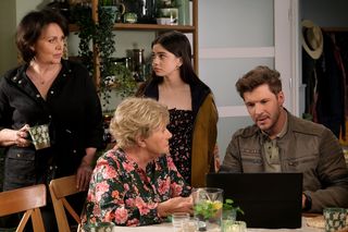 M jak miłość, odc. 1878. Marcin (Mikołaj Roznerski), Barbara (Teresa Lipowska), Basia (Karina Woźniak), Marysia (Małgorzata Pieńkowska)