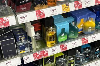 Wyprzedaż perfum w Rossmannie