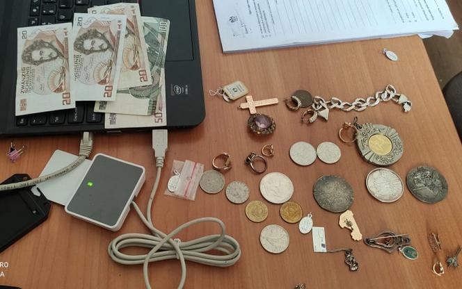 Kryminalni zabezpieczyli gotówkę i biżuterię mogące pochodzić z podobnych przestępstw