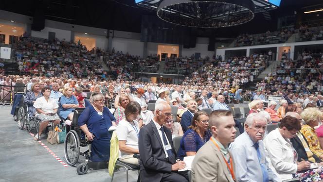 Kongres Świadków Jehowy w Olsztynie. W hali Urania chrzest przyjęli nowi członkowie [ZDJĘCIA]