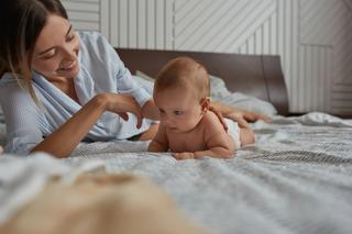 Niemowlę leżąc na brzuszku nie unosi głowy. Czy to powód do zmartwień?