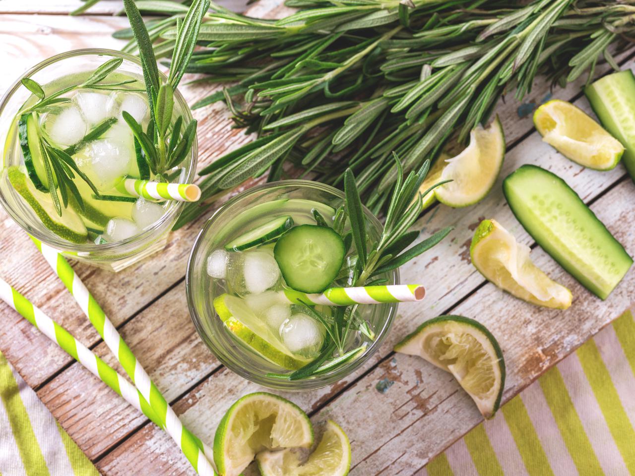 Lemoniada ogórkowa z rozmarynem i miodem gryczanym: przepis