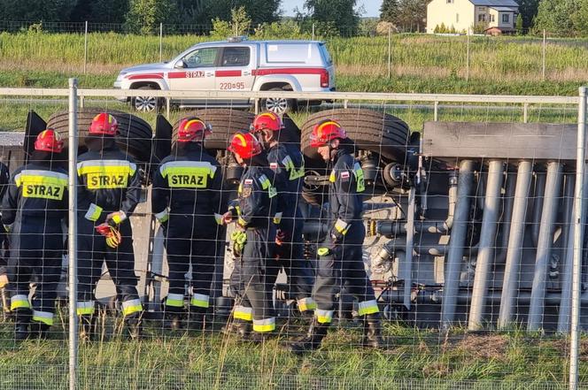 Poważny wypadek pod Kołbielą. Cysterna zderzyła się z samochodem osobowym. Doszło do gigantycznego wycieku paliwa