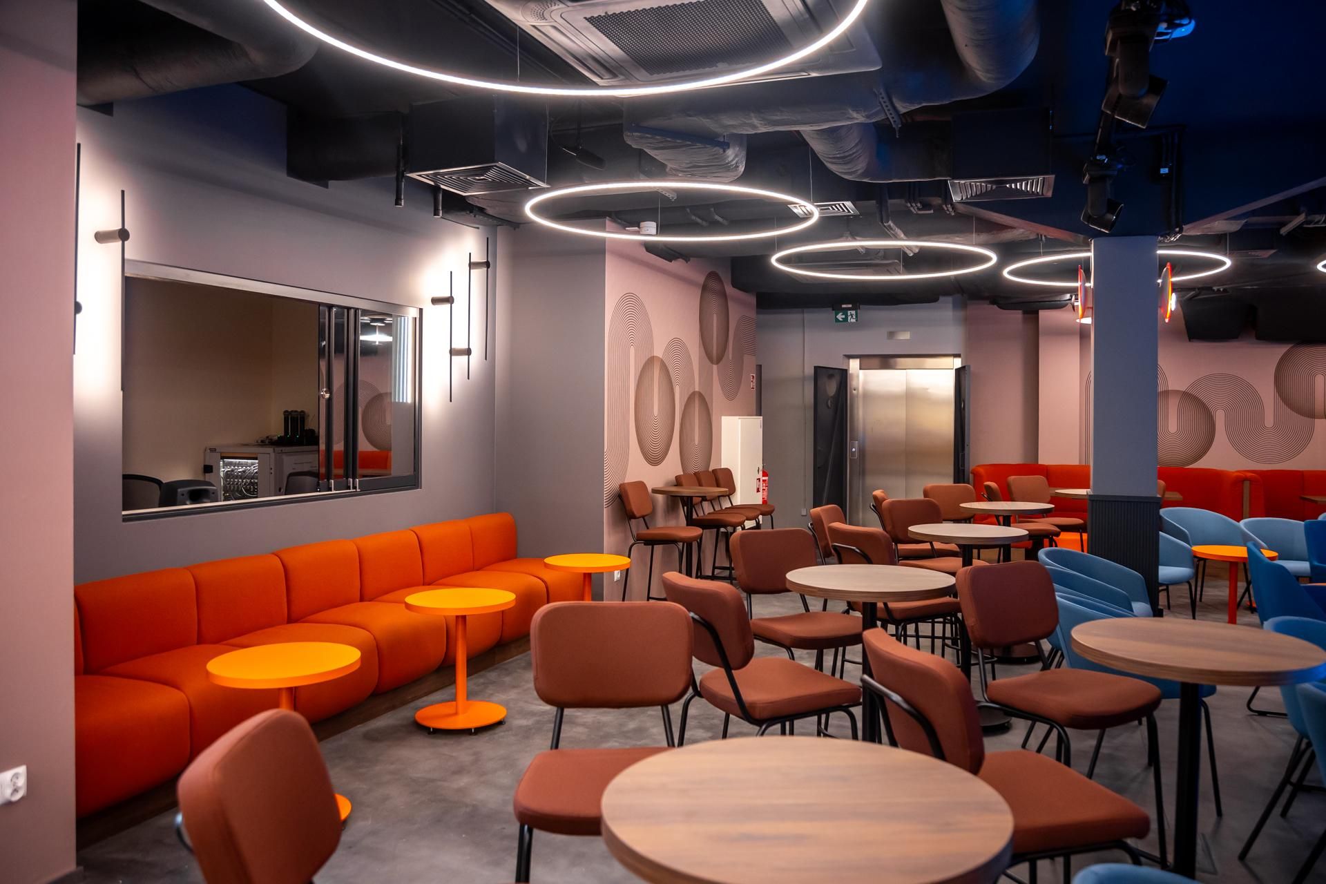 Wnętrza odnowionej "Cepelii" w Warszawie