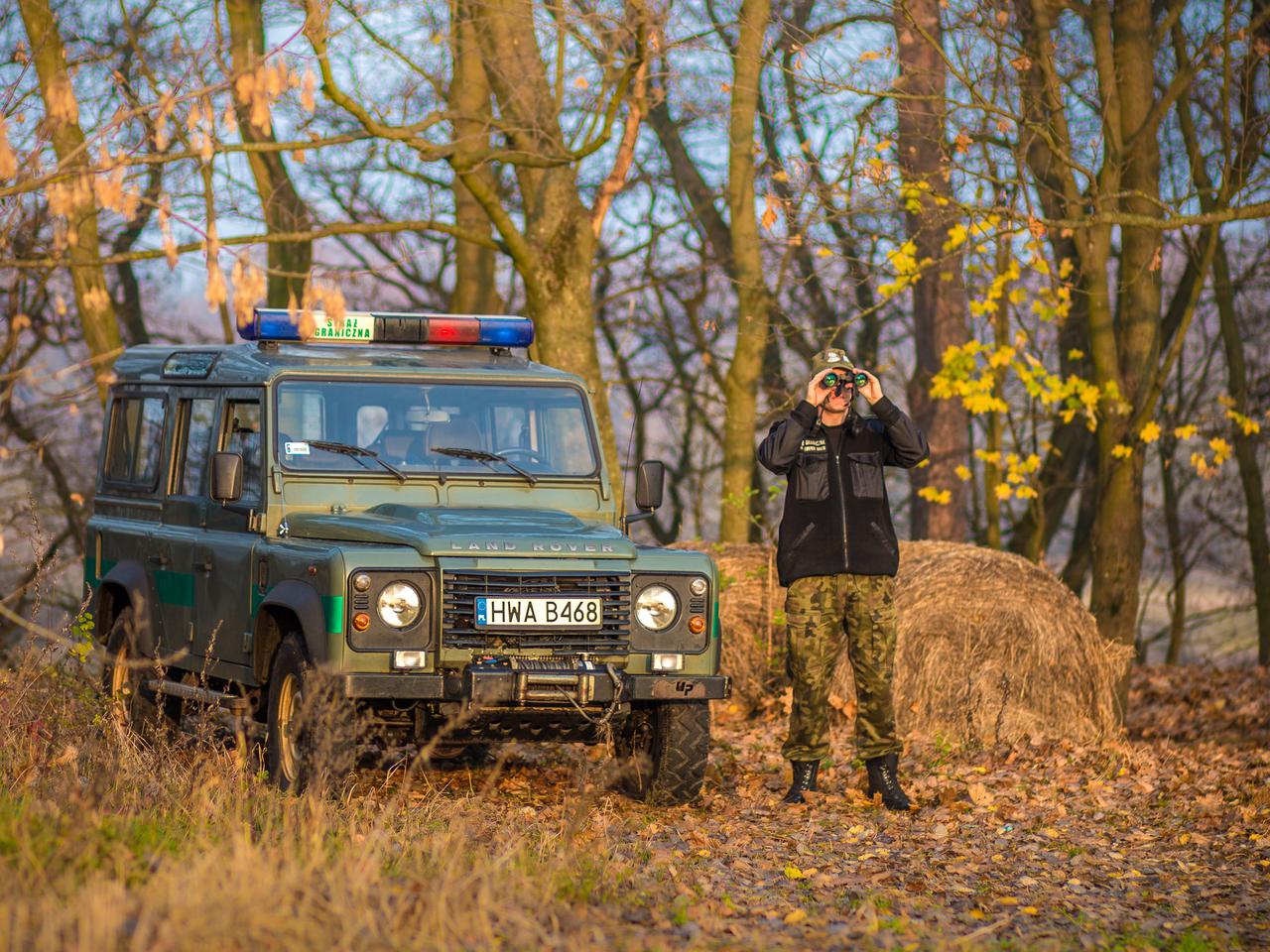 Białowieża. Dwie osoby utknęły na bagnach. Irakijka była wycieńczona [WIDEO]