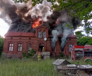 W pobliżu Ostrowic doszło do pożaru budynku