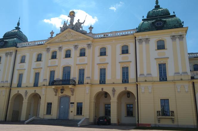 W budynku Pałacu Branickich swoją siedzibę ma Uniwersytet Medyczny w Białymstoku