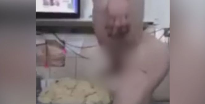 Wielkopolska. Napalony nagi kucharz ugniatał ciasto penisem! Mamy nagranie. Wszystko widać