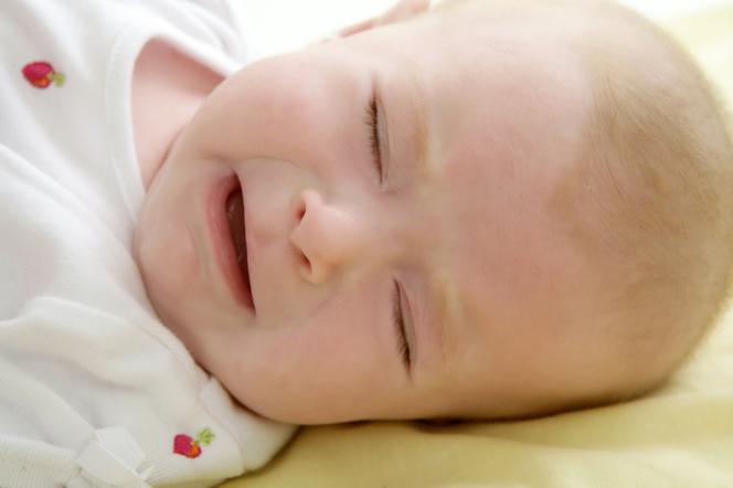 niemowlę płaczące z zamkniętymi oczkami