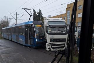Ciężarówka zderzyła się z tramwajem we Wrocławiu. Są ranni 