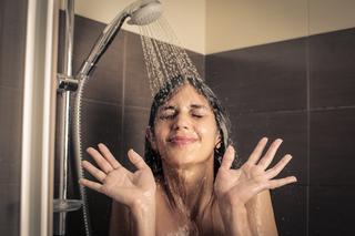 Naprzemienny prysznic zimną i ciepłą wodą. Czy hartowanie pod prysznicem jest zdrowe?