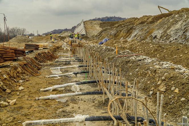 Drążenie tuneli na budowie S1 pomiędzy Milówką a Przybędzą