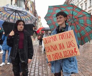 Tłum zwolenników aborcji protestował w centrum miasta. Manifestacja ruszyła pod kurię biskupią i siedzibę PiS