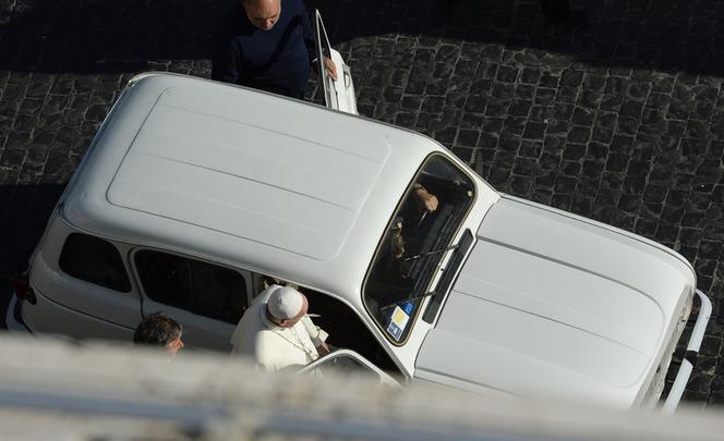 papież Franciszek jeździ Renault 4 z 1989 roku