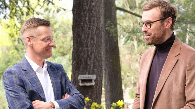 M jak miłość odc. 1872 po wakacjach. Piotrek (Marcin Mroczek), Dariusz Hoffman (Mateusz Rusin)