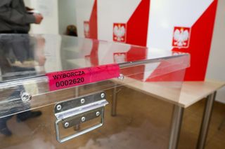 Afera w komisji wyborczej w Warszawie. Poszło o korale!