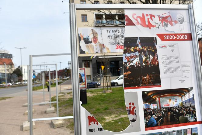 Zdewastowano wystawę papieską przy siedzibie Solidarności w Gdańsku. Sprawą zajmuje się policja