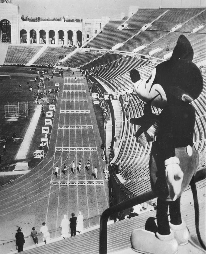 Myszka Miki ogląda bieg z przeszkodami podczas Igrzysk Olimpijskich 1932 na stadionie Coliseum w Los Angeles, 1932.