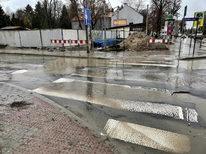 Łatwiej przepłynąć, niż przejść. Tak wyglądała remontowana ul. Królowej Jadwigi 