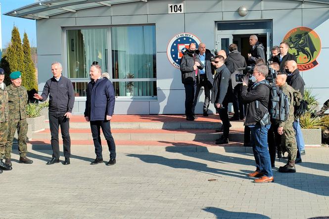 Szef NATO przyleciał do Łasku. Spotkał się z prezydentem Andrzejem Dudą