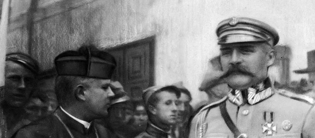 Józef Piłsudski z harcerzami
