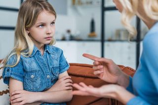 Dziecko zaczęło przeklinać? Ten częsty błąd rodziców może pogorszyć sprawę